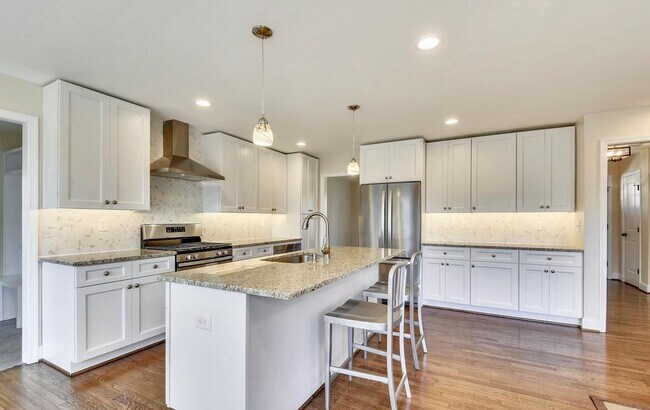 Foto del edificio - Spacious and Updated Split Level in Manor ...