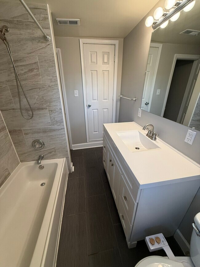 Baño - 503 E Potomac St