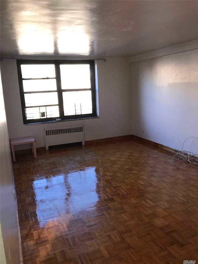 Foto principal - 86-15 Dongan Ave