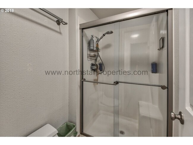 Foto del edificio - Great Lake Grove Bungalow Walking Distance to Everything