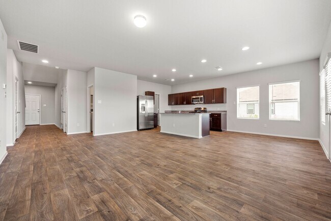 Building Photo - TWO WEEKS FREE!!  $1000 Deposit with Quick...