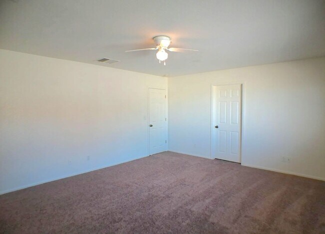 Foto del edificio - Large 3 bedroom home on a corner lot comin...