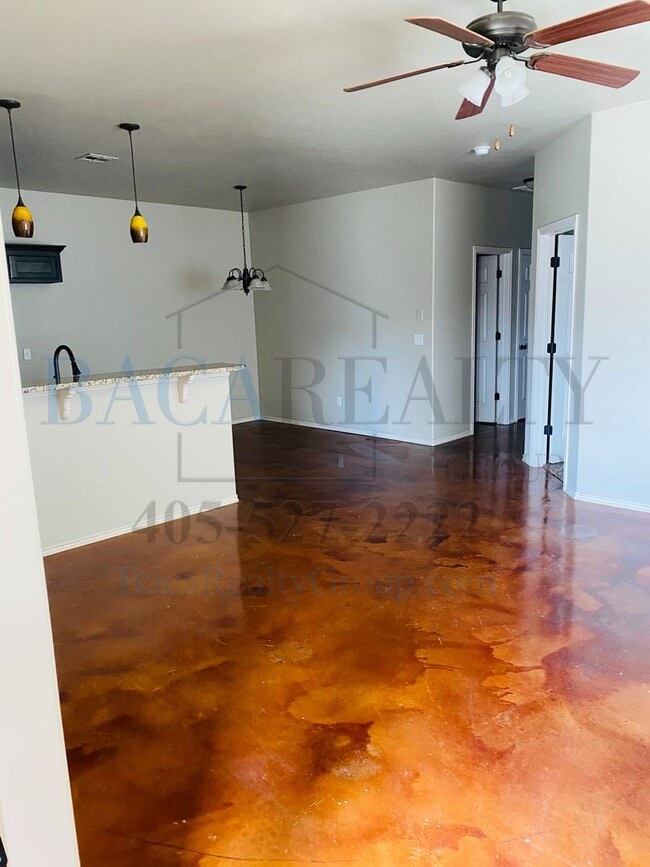 Foto del edificio - 3br 2ba duplex with 2 car garage!