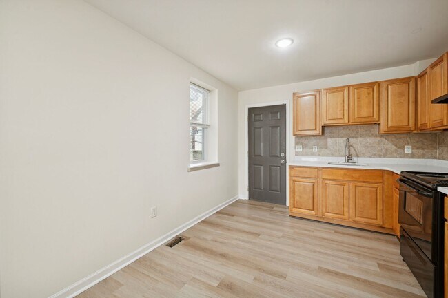 Foto del edificio - 219 S Cecil St