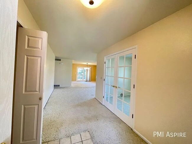 Building Photo - Beautiful Townhome in 55 Plus Community