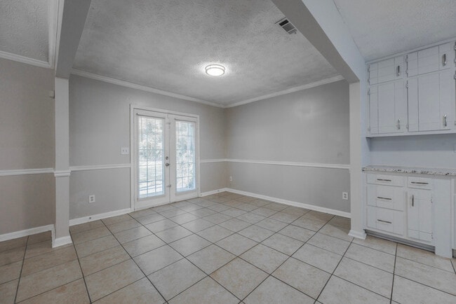 Building Photo - Cozy 3-Bedroom Rental with Fireplace & Mod...