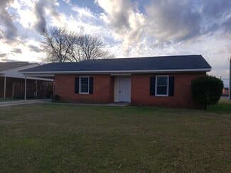Building Photo - 905 Doll St