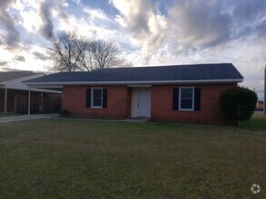Building Photo - 905 Doll St