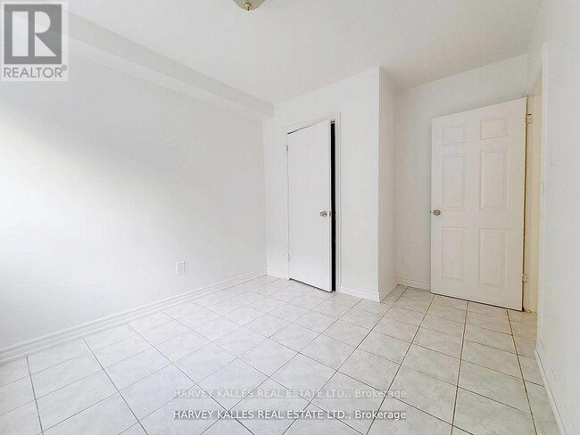 Building Photo - 4 Greenbrook Dr