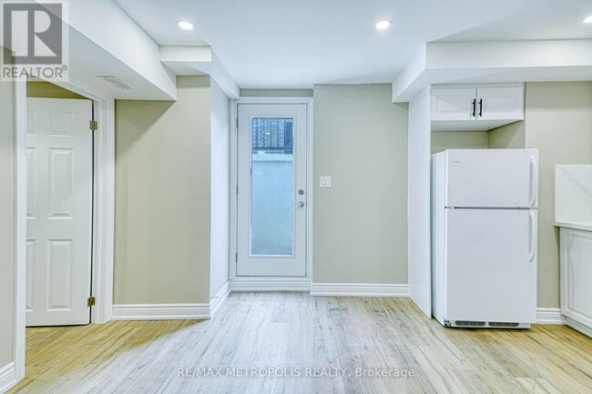 Building Photo - 1201 Chateau Ct