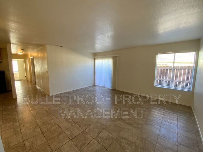 Foto del edificio - 3352 N Marks Ave