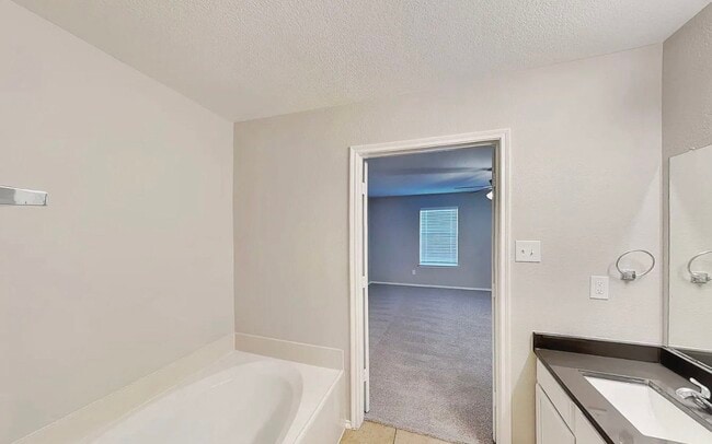 Building Photo - MOVE IN READY