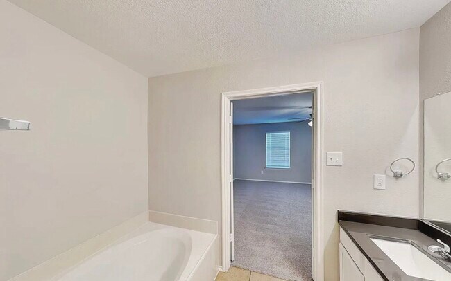 Foto del edificio - MOVE IN READY