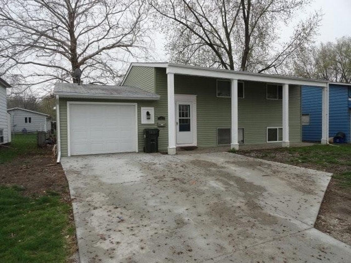 Primary Photo - 4 Bedroom 2 Bath Home Available for Rent i...