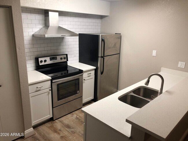 Foto del edificio - 2301 E University Dr