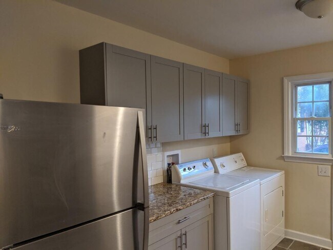 Building Photo - 304 East Lake Dr