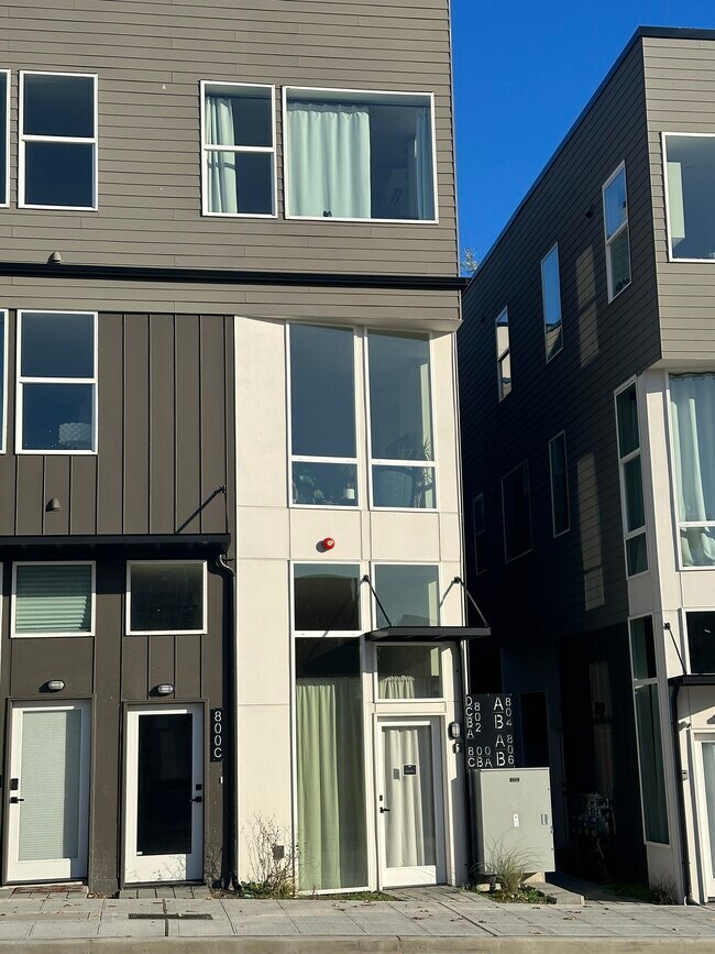 Building Photo - 800 23rd Ave S
