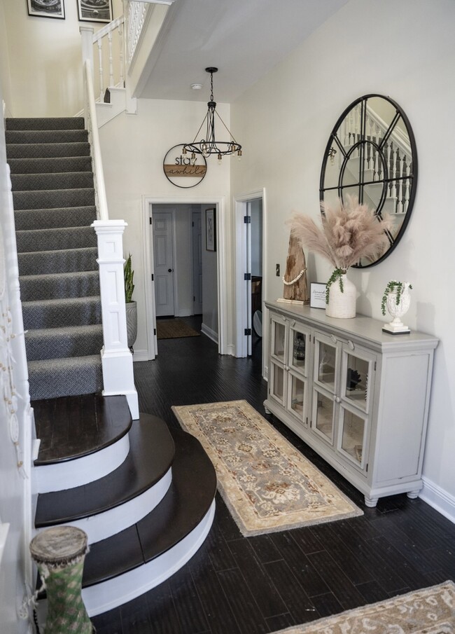Foyer - 544 E Duffy St