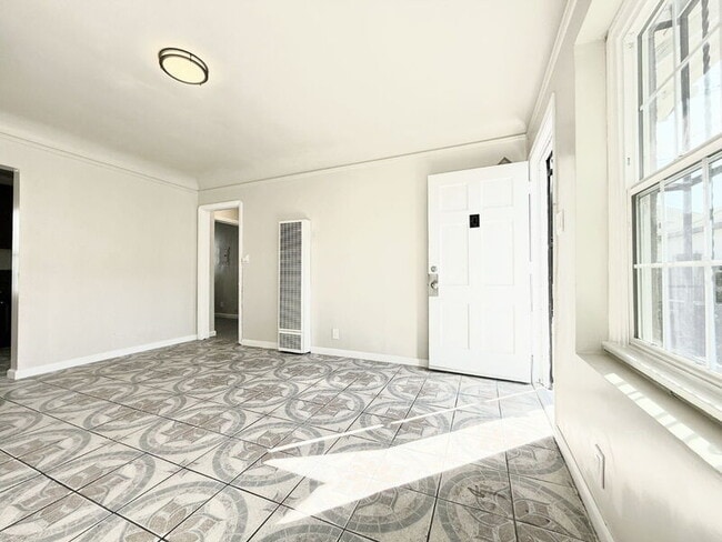 Building Photo - 338 W 61st St