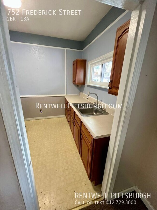 Foto del edificio - 2 Bedroom Home in McKees Rocks