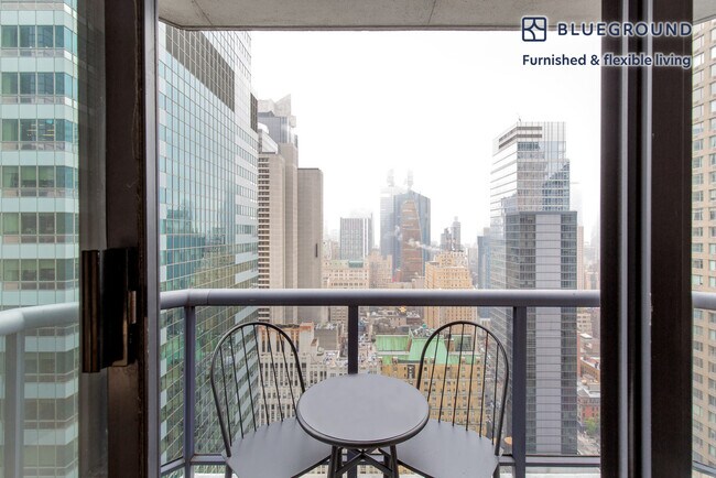 Foto del edificio - 235 W 48th St
