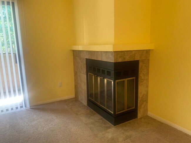 Building Photo - Beautiful upstairs condo with Washer and D...