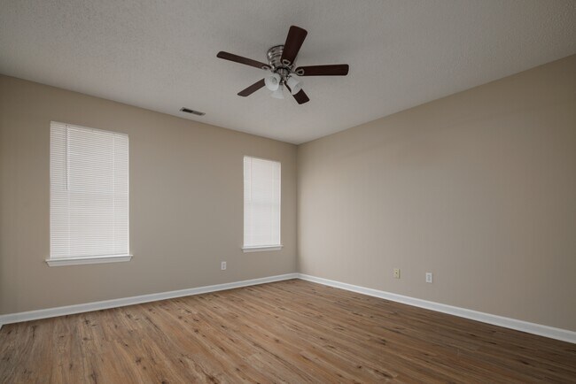 Foto del edificio - 227 Mountain Creek Dr