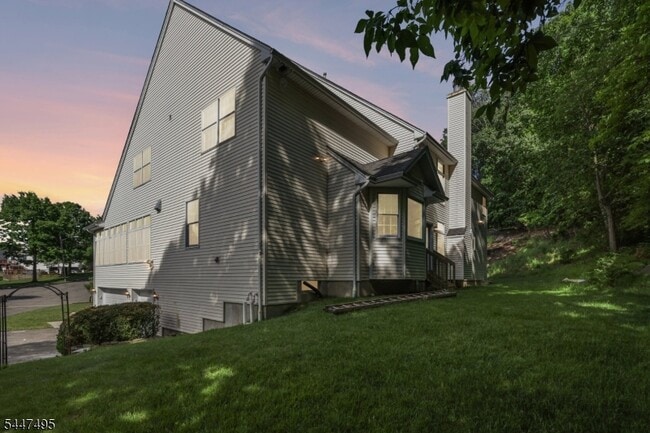 Building Photo - 8 Pring Ct
