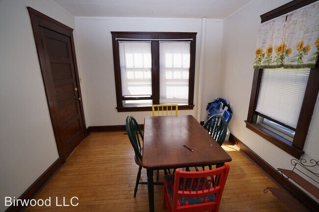 Foto del edificio - 401-403 Washburn Pl