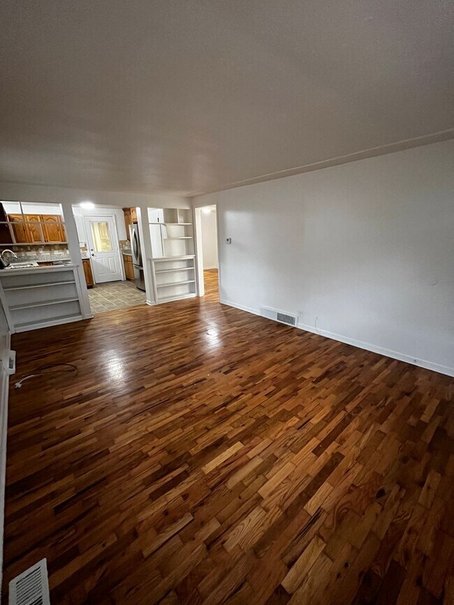 Building Photo - 2-Bedroom 1-Bathroom Home Available Novemb...