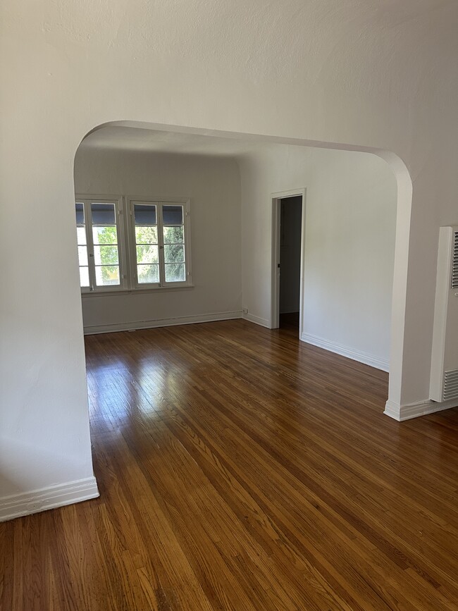 Building Photo - 414 1/2 N Orange Grove Ave