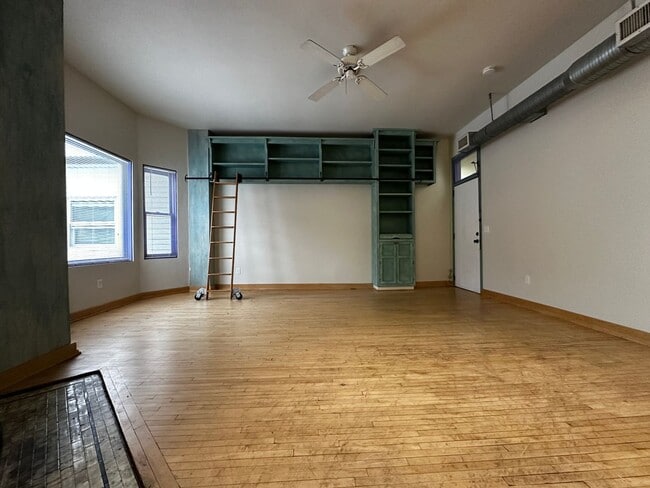 Foto del edificio - 123 N Broadway