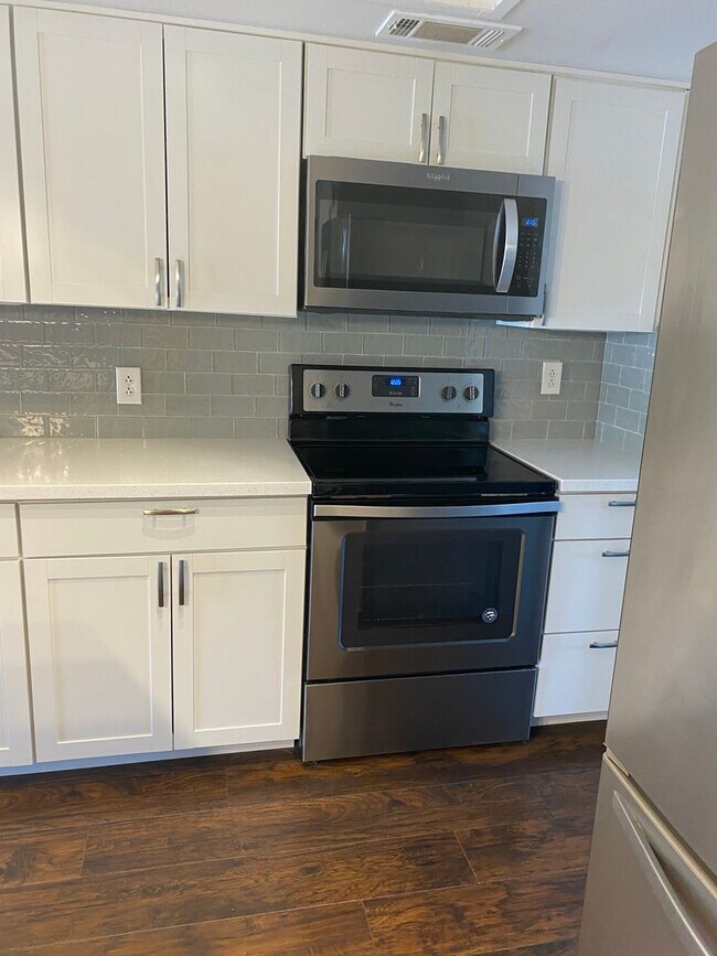 Building Photo - Beautiful 4BR/2BA/1925 Sqft. NE Heights ho...