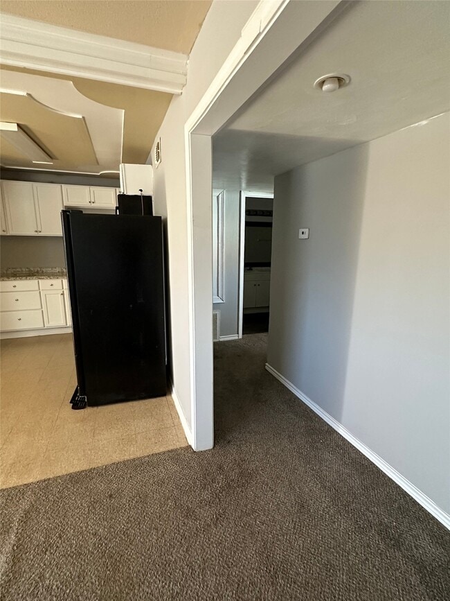 Building Photo - 516 Holiday Dr