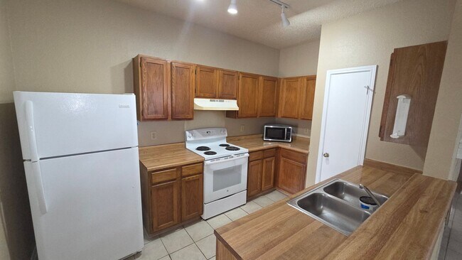 Foto del edificio - COMING SOON! Stoneridge Duplex Well-Maintained 3 Bedroom