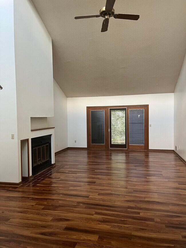 Building Photo - 2137 Versailles Village Pl