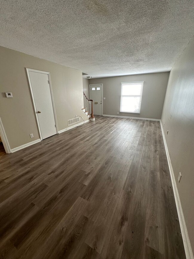 Building Photo - 2BD/1.5BA Townhouse located in Gated Commu...