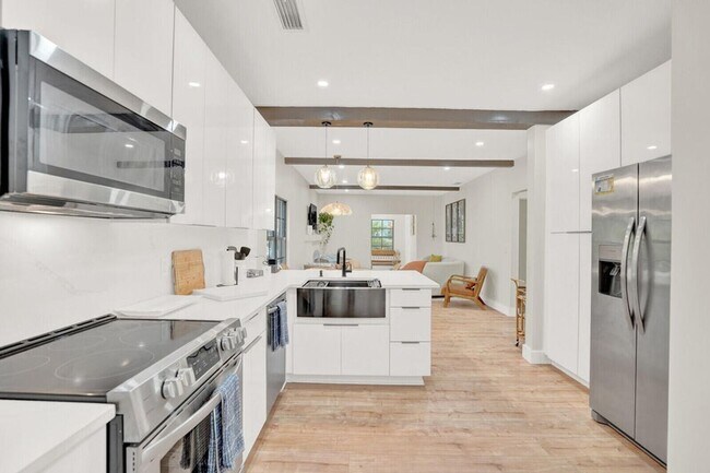 Building Photo - 727 Fernwood Dr