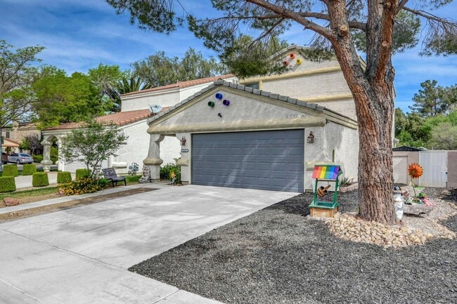 Building Photo - 3 bedroom home with pool!!