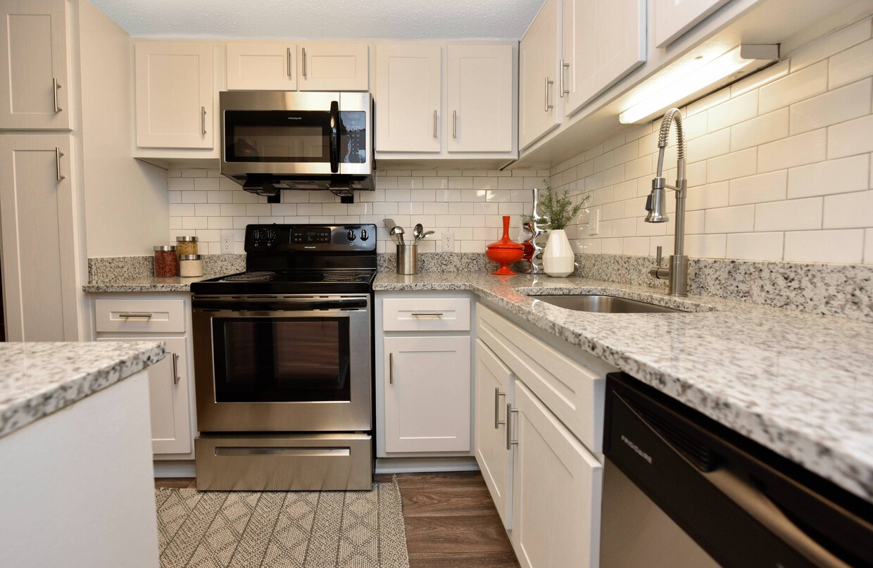 Kitchen + Granite Counters - Hudson on the Greenway