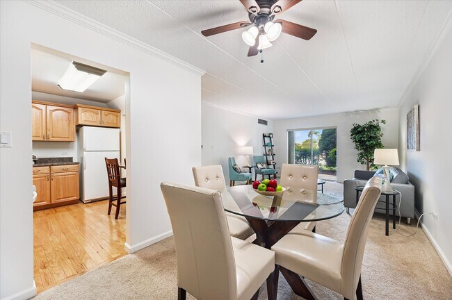 Foto del edificio - 100 W Butterfield Rd