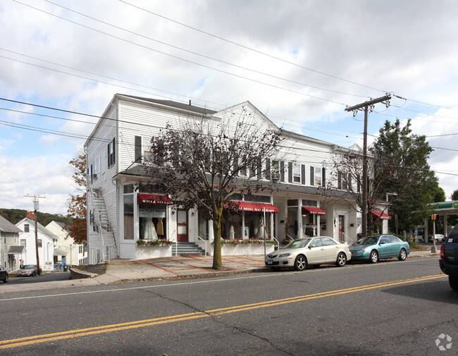 Building Photo - 727-737 Main St