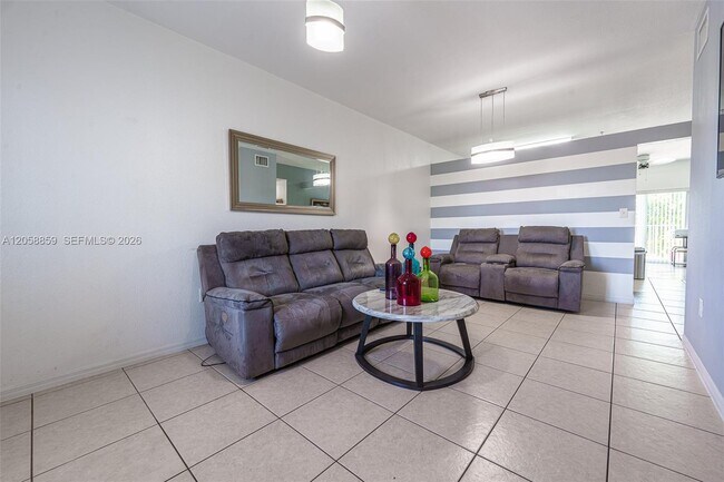 Foto del edificio - 6930 NW 179th St