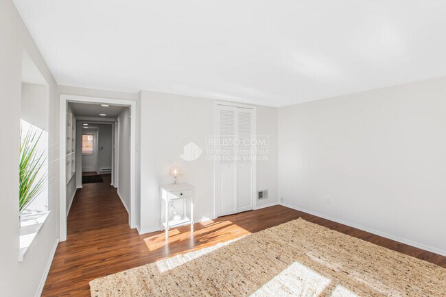 Building Photo - 3900 Oakmore Rd