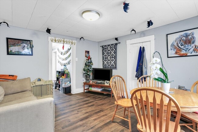 Building Photo - Beautifully Remodeled 1 Bedroom Located in a Historic Area near Campus, Downtown, Parks, and Dining