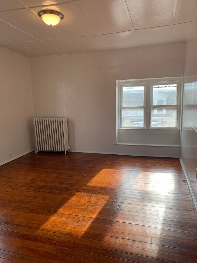 Building Photo - 3rd Floor 1 Bedroom Apartment-East End of ...