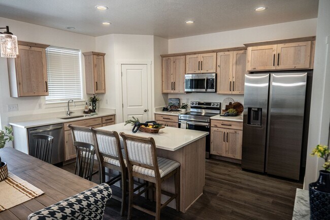 Foto del edificio - Brand New Luxury 3 Bedroom 2.5 Bath with Office & Family Room for Rent Richmond, Utah