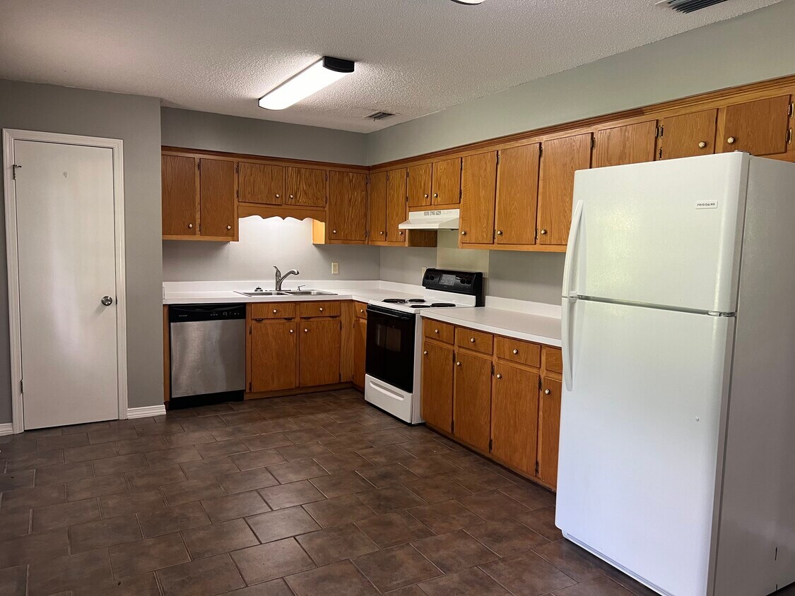 XL Kitchen - 10640 Henderson Camp Rd