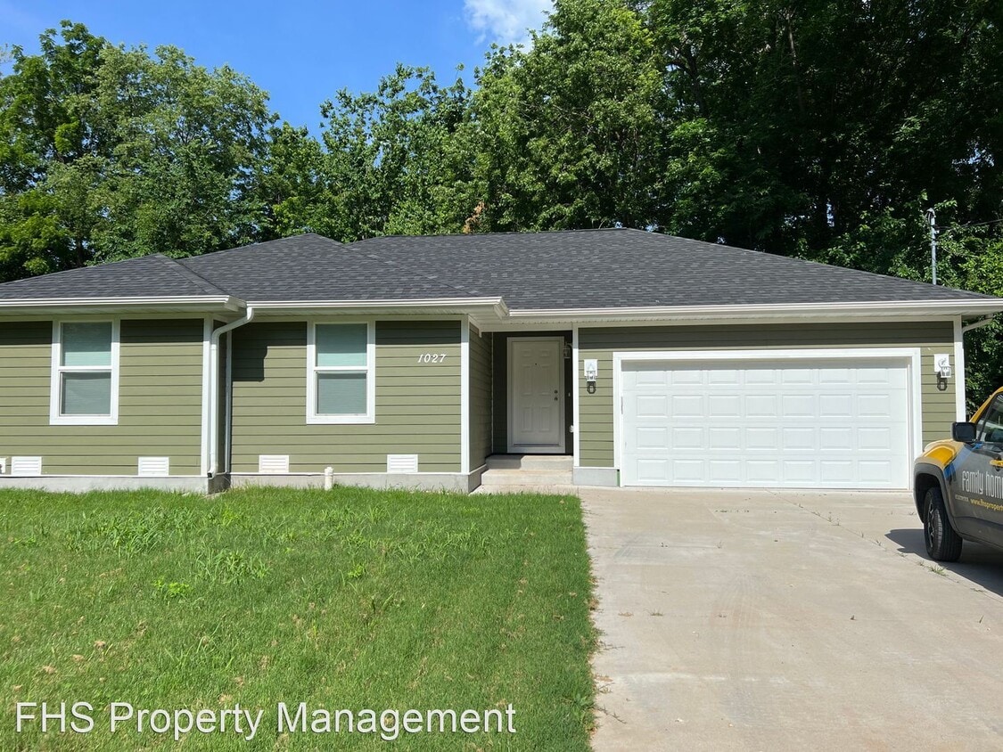 Primary Photo - 3 br, 2 bath House - 1027 S Overhill Ave