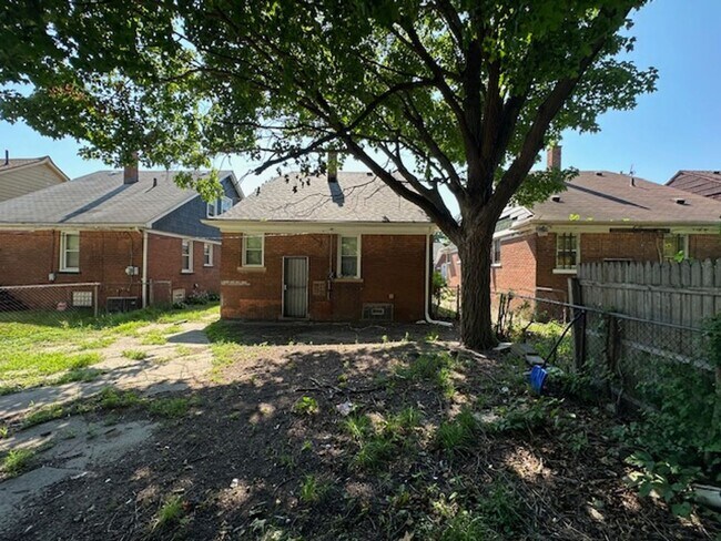 Building Photo - 4 Bedroom 2 Bath Brick Tudor For Lease